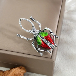 Broche Escarabajo Tropical – Joya Esmaltada Roja y Verde