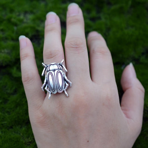 Anillo Escarabajo Bosque Encantado – Joya Mística Plata Envejecida