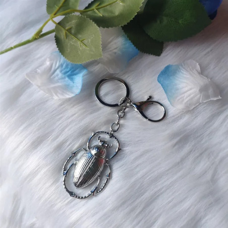 Llavero Escarabajo Dorado – Elegancia y Amuleto de la Suerte