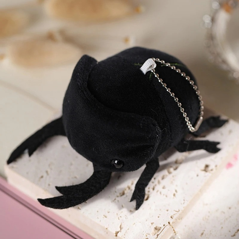Llavero Escarabajo Noche Aterciopelada – Elegancia de Peluche