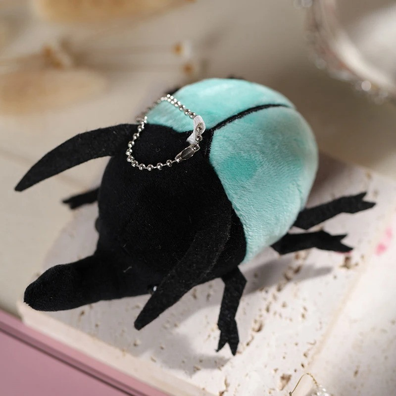 Llavero Escarabajo Menta y Negro – Suave, Original y Bonito