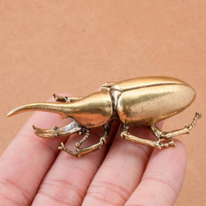 Figurita Escarabajo Retro "Defensor Real" – Latón Dorado Noble