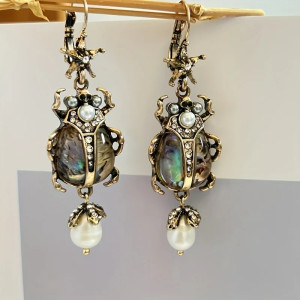 Pendientes Escarabajo Perla Real – Elegancia Nacarada & Dorada