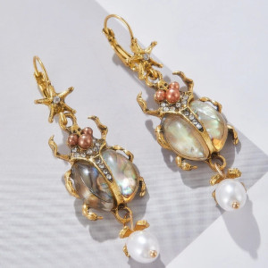 Pendientes Escarabajo Perla Real – Elegancia Nacarada & Dorada