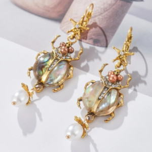 Pendientes Escarabajo Perla Real – Elegancia Nacarada & Dorada