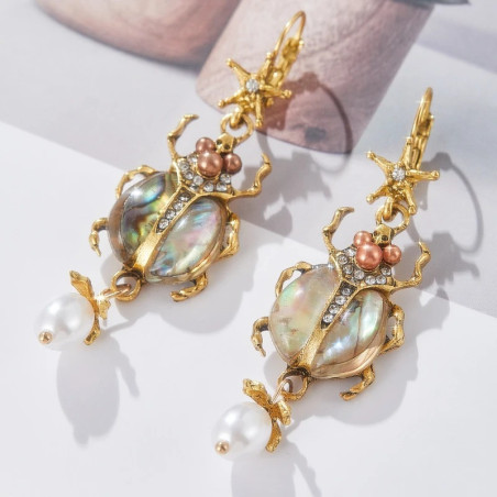 Pendientes Escarabajo Perla Real – Elegancia Nacarada & Dorada