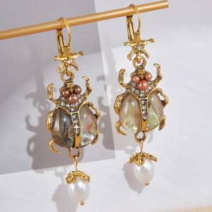 Pendientes Escarabajo Perla Real – Elegancia Nacarada & Dorada
