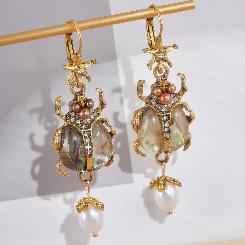 Pendientes Escarabajo Perla Real – Elegancia Nacarada & Dorada
