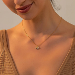 Collar Abeja Delicada Brillante - Joya Dorada Fina y Elegante