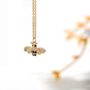Collar Abeja Delicada Brillante - Joya Dorada Fina y Elegante