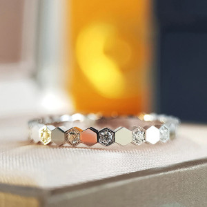 Anillo Abeja Néctar Polar: Joya única de acero y circonita