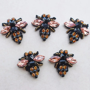 Parche Abeja Rosa con Pedrería para Costura DIY - ¡Elegancia!