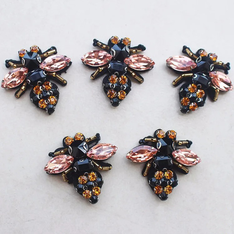 Parche Abeja Rosa con Pedrería para Costura DIY - ¡Elegancia!