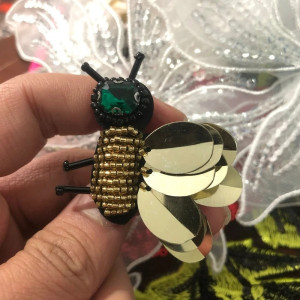Parche Abeja Bordado Esmeralda Dorada - ¡Elegancia & Artesanía!