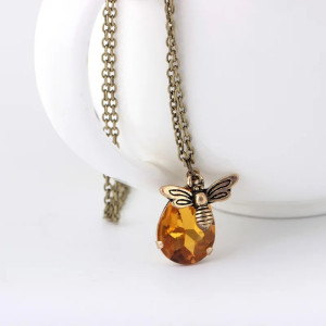 Collar de Abeja Vintage Ámbar - ¡Una Joya Única y Original!