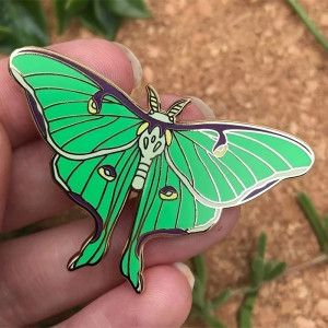 Pin Mariposa Luna Esmeralda | Joya Original y Elegante