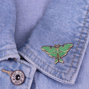 Pin Mariposa Luna Esmeralda | Joya Original y Elegante