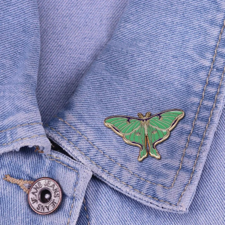 Pin Mariposa Luna Esmeralda | Joya Original y Elegante