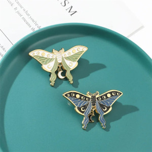 Pin Mariposa "Ciclos Lunares": Accesorio Nocturno y Elegante
