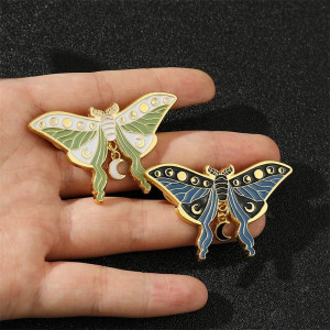 Pin Mariposa "Ciclos Lunares": Accesorio Nocturno y Elegante