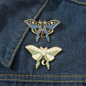 Pin Mariposa "Ciclos Lunares": Accesorio Nocturno y Elegante