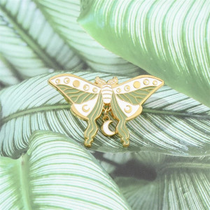 Pin Mariposa "Ciclos Lunares": Accesorio Nocturno y Elegante