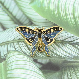 Pin Mariposa "Ciclos Lunares": Accesorio Nocturno y Elegante