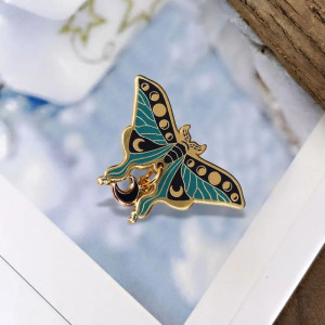 Pin Mariposa Danza Lunar: Elegancia Nocturna y Mística