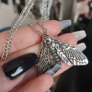 Collar Polilla con Calavera | Joya Gótica Plateada Única