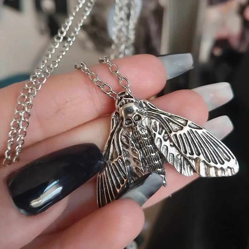 Collar Polilla con Calavera | Joya Gótica Plateada Única
