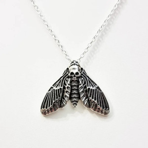 Collar Polilla con Calavera | Joya Gótica Plateada Única