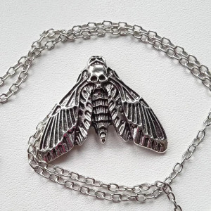 Collar Polilla con Calavera | Joya Gótica Plateada Única