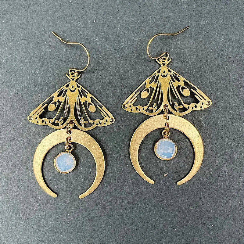 Pendientes Mariposa Luna Opalina - Joyas Elegantes y Místicas
