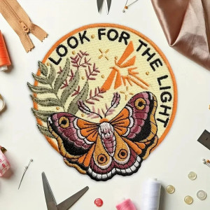 Parche Termoadhesivo Mariposa "Look for the Light" Bordado
