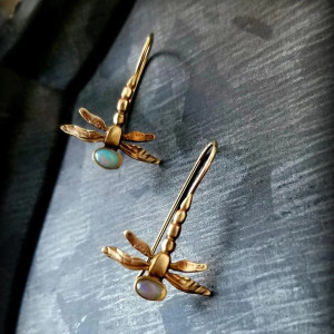 Pendientes Libélula Dorados con Ópalo | Joya Original Mujer