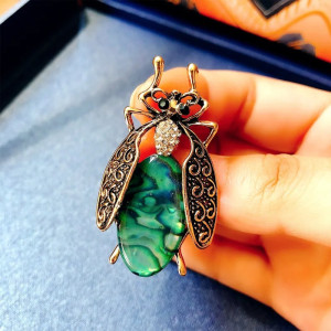 Broche Escarabajo Esmeralda Barroca - Joya Vintage Elegante