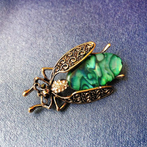 Broche Escarabajo Esmeralda Barroca - Joya Vintage Elegante