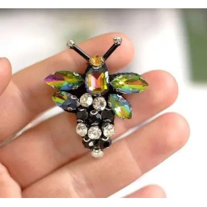 Broche Abeille "Éclat Mystique"