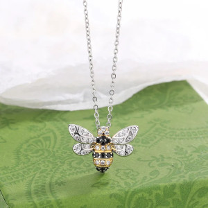 Primer plano Collar Abeja Brillo Cristalino