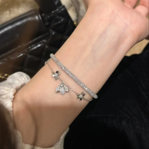 Pulsera Abeja "El Jardín Brillante" Color Plata puesta