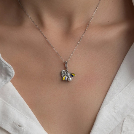 Collar Abeja Perla de Miel puesto - ¡2 colores a elegir!