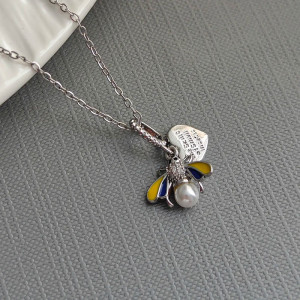 Collar Abeja Perla de Miel Color Plata - Vista detallada
