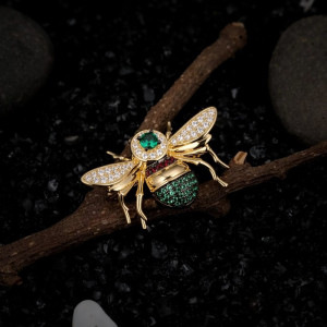 Vista frontal Broche Abeja Tesoro de Esmeralda Plata de Ley 925