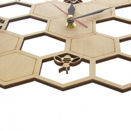Horloge murale en bois coupée en forme nid d'abeille