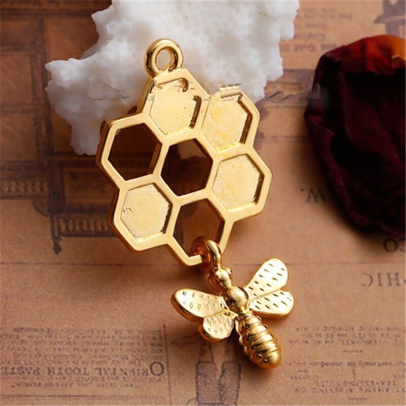 Colgante Panal con Abeja 3D Aleación de Zinc Color Oro