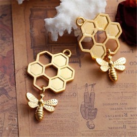 Colgante Panal con Abeja 3D Aleación de Zinc Color Oro