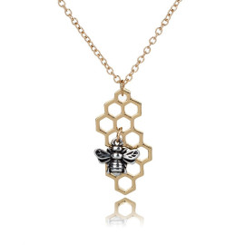 Pendentif nid d'abeille avec abeille qui butine bi couleur