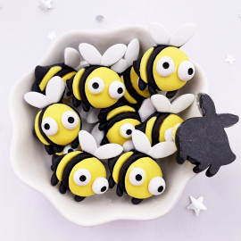 Lot de 10 Petites Figurines Abeille en résine colorée 3D vue complète