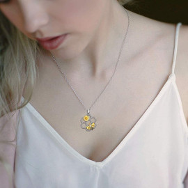 Magnifique Collier pendentif abeille strass et tournesol couleur or sur nid nid d'abeille couleur argent