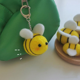 Llavero abeja de fieltro suave: ¡un guardián para tus secretos!